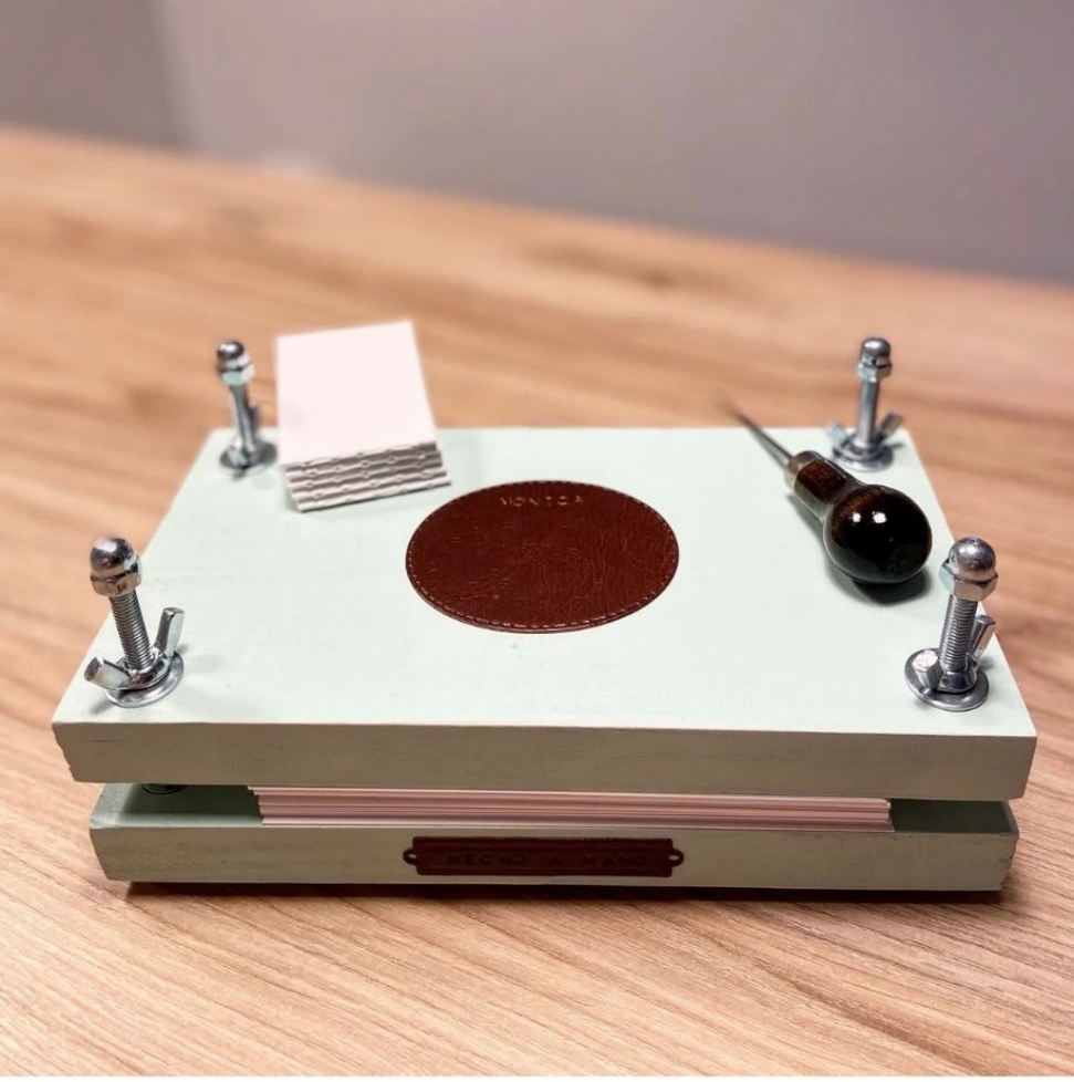 Herramientas de encuadernación artesanal